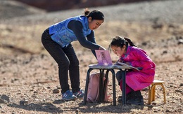 Lái xe đi khắp hoang mạc tìm sóng wifi cho con gái học trực tuyến trong những ngày dịch Covid-19: Vì con, cha mẹ sẽ làm tất cả!