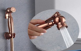 Không mua nổi giấy vệ sinh, người Mỹ chuyển sang sốt... vòi xịt toilet giữa đại dịch Covid-19: Cháy hàng trên mọi mặt trận