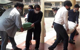 Hình ảnh Hiệu trưởng và phó Hiệu trưởng tự tay bê gạo, chuyển quà hỗ trợ cho sinh viên mùa COVID-19 gây xúc động mạnh