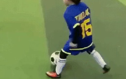 Người dân Trung Quốc phát cuồng với cậu bé 6 tuổi sở hữu khả năng đi bóng như Messi, Neymar