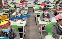 Trung Quốc: Học sinh quay lại trường học với 'mũ giãn cách xã hội'