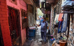 Ấn Độ hủy sử dụng thuốc chống sốt rét phòng COVID-19 cho người dân khu ổ chuột