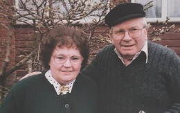 Hay tin vợ mất vì Covid-19, chồng cũng từ chối điều trị, tự tháo mặt nạ thở để ra đi cùng người bạn đời của mình