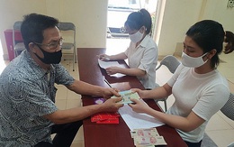 Hà Nội: Trao tận tay tiền hỗ trợ cho người dân bị ảnh hưởng bởi dịch bệnh Covid-19