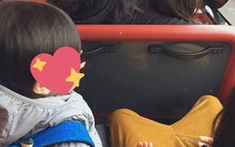 Đi xe bus cùng mẹ và chị gái, cậu nhóc 3 tuổi bất ngờ làm một hành động khiến mọi người xuýt xoa: "Bé mà ngoan!"