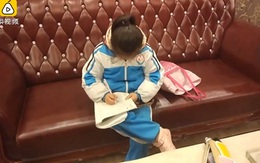 Cô bé lớp 4 ngồi cặm cụi làm bài tập ở nơi công cộng, biết lý do mọi người xung quanh đều kinh ngạc không thốt nên lời