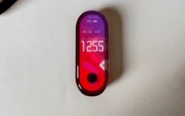 Xiaomi Mi Band 5 lộ hình ảnh thực tế với màn hình đục lỗ