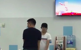 Khoảnh khắc ba mẹ dỗ dành con sau ca phẫu thuật khiến nhiều người bất giác nhận ra: Chẳng có tình yêu nào vô bờ bến như tình yêu cha mẹ dành cho con cái