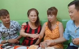 Cô dâu 62 tuổi cùng chồng trẻ lặn lội vào Đồng Nai gặp cô dâu 65 tuổi, giãi bày cách vượt dư luận và giữ hạnh phúc