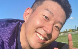 Son Heung-min thể hiện tình yêu bất diệt với bóng đá, mới trở lại Tottenham đã sà xuống ngay để selfie cùng với mặt cỏ