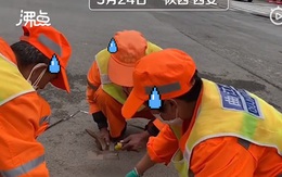 Công nhân túm tụi cân bụi trên đường, hé lộ quy định cực khắt khe về nghề vệ sinh môi trường ở Trung Quốc