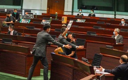Nghị sĩ Hong Kong ném nước bẩn trong phiên thảo luận về luật quốc ca
