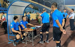 Ngoại binh Viettel FC chơi xấu, trọng tài chỉ rút thẻ vàng và cái kết phải "bám trụ" tại sân Thiên Trường vì sợ CĐV quá khích vây ngoài cửa