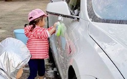 Bé gái đứng rửa xe ô tô bên đường để kiếm tiền, ai nấy rưng rưng thương cảm cho đến khi biết sự thật thì choáng váng