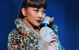 Thanh Hằng bế cún lên sàn thời trang