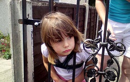 Bé 5 tuổi kẹt trong máy giặt may mắn thoát chết