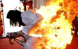 Bất ngờ đổ xăng tự thiêu lúc cãi nhau với người yêu