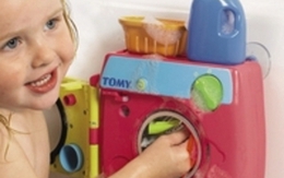 Bố nghịch dại, tống con vào máy giặt công cộng