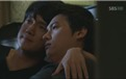 "Life is beautiful" bị chỉ trích về tình yêu đồng giới