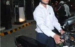 Đổ xăng gian còn dọa giết khách hàng