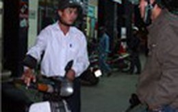 Thôi bố trí việc cho nhân viên cây xăng đánh khách hàng