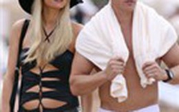 Paris Hilton chọn thời trang "mát mẻ" đón Giáng sinh