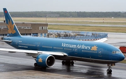 Máy bay Vietnam Airlines đâm phải ôtô 