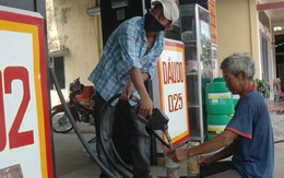 Giá xăng nhập lao dốc, giá bán đứng im 