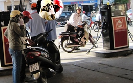 Chùm ảnh: Hồn nhiên dùng điện thoại trong trạm xăng