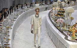 Khách vừa ăn vừa xem trình diễn thời trang!