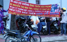 Căng băng rôn yêu cầu bắt đại gia chiếm đoạt 70 tỷ đồng 
