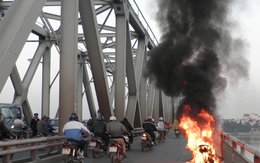 Mẫu xăng từ xe cháy đang được kiểm tra