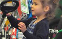 Bé Honor trổ tài làm "tay đua"