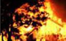 Quảng Ngãi: Khởi tố người chồng nhốt vợ, tưới xăng đốt nhà