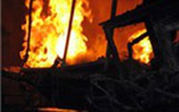 Giận cha, lấy xăng đốt nhà