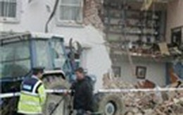 Dùng máy xúc ủi vỡ ngân hàng để… cướp!