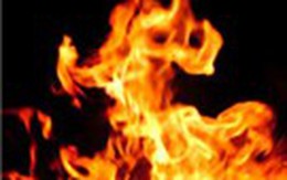 Tưới xăng lên người để đốt vì thiếu nợ