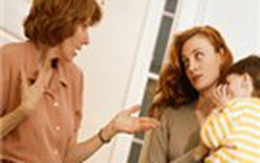 Bắt chồng rửa bát, mẹ chồng bạt tai