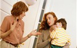 Bắt chồng rửa bát, mẹ chồng bạt tai