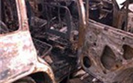 Dùng “bom” xăng đốt cháy ôtô đang chạy. 