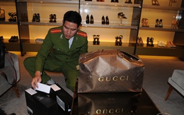 Sát nách Hồ Gươm, cửa hàng thời trang mua bán bằng ngoại tệ 