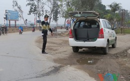 Hoảng hồn với taxi vừa đi vừa "tưới xăng" 