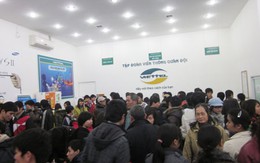 Hàng nghìn người chen chúc mua điện thoại 99.000 đồng của Viettel