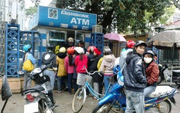 Xếp hàng chờ tiền trước cây ATM