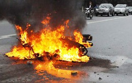 Hết năm Hỏa ô tô, xe máy vẫn bốc cháy ầm ầm