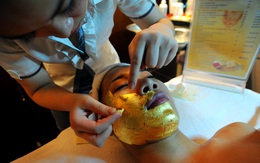 Dịch vụ đại gia: Đắp mặt nạ bằng vàng 24k