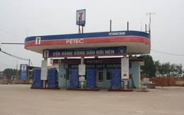 Hứa trả tiền cho khách, cửa hàng nghi bán xăng “bẩn” lại đóng cửa 