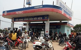 'Cây xăng bị bao vây treo biển Petec khống'
