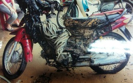 Tưới xăng đốt xe của thợ cưa cây sau bão