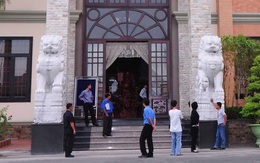 Cặp sư tử đá tại công ty đại gia thủy sản rước...tai họa?